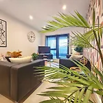 Modern Center With Terrace * Leeds (West Yorkshire)