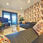 Modern Center With Terrace Leeds (West Yorkshire)