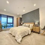 Modern Center With Terrace Apartment *
