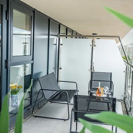 Modern Center With Terrace Leeds (West Yorkshire)