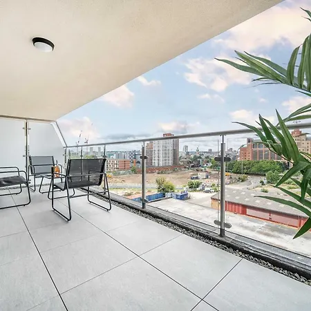 Modern Center With Terrace * Leeds (West Yorkshire)