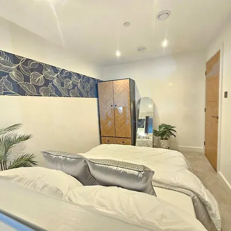 Modern Center With Terrace Leeds (West Yorkshire)