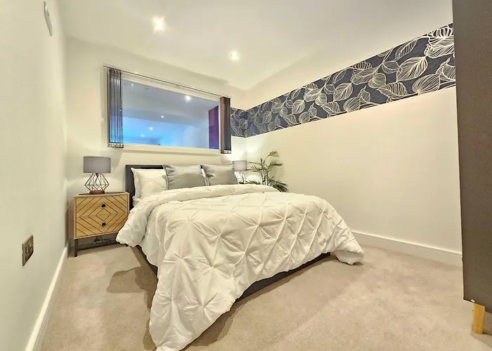 Modern Center With Terrace Leeds (West Yorkshire)