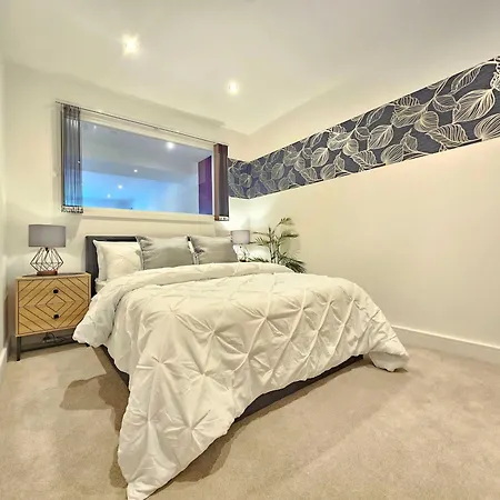 Modern Center With Terrace 利兹